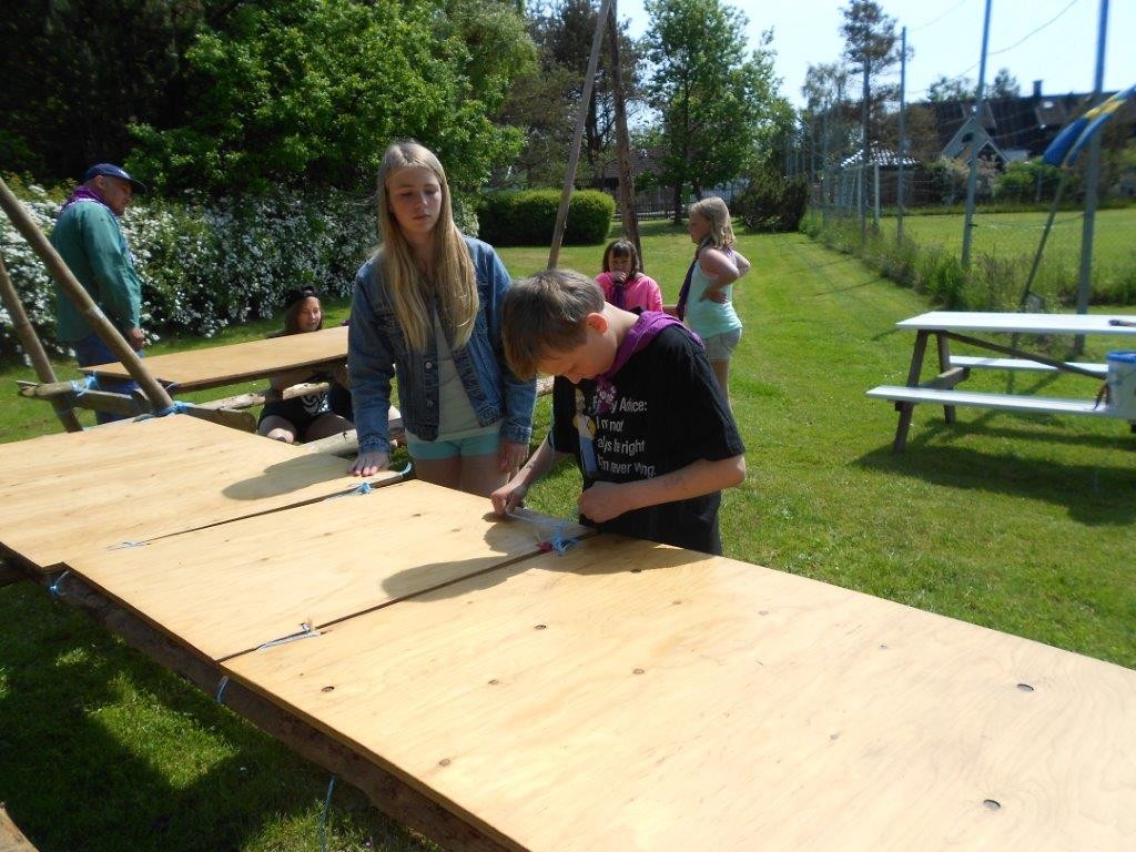 Horisontlägret startar med att scouterna bygger bord. 